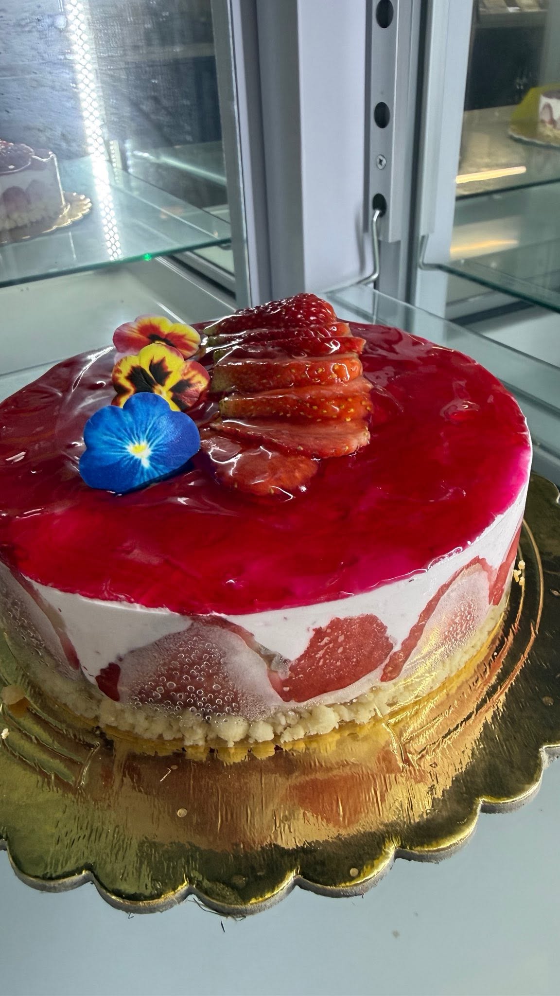 Torta gelato alla fragola con decorazioni floreali